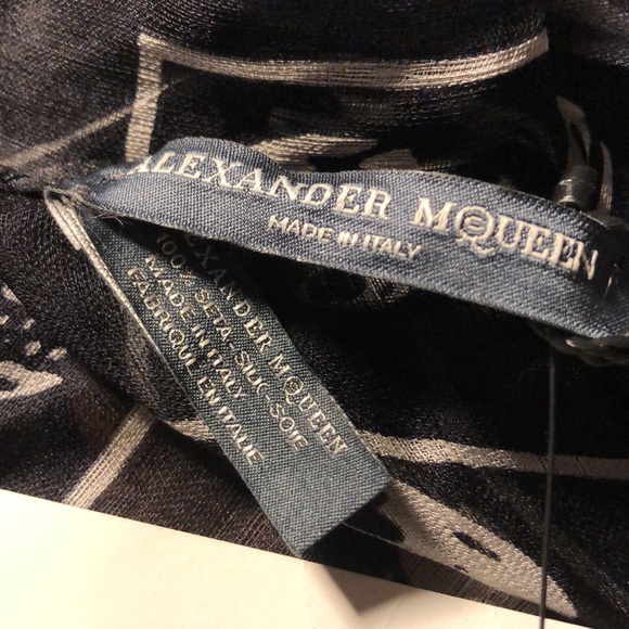 💀Alexander McQueen Large Silk Chiffon Skull print lightweight unisex scarf - Picture 8 of 8